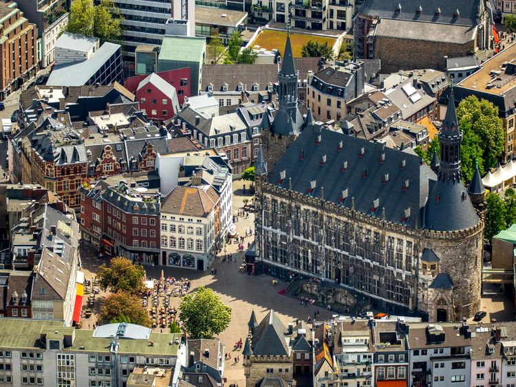 Produktbild: CALVENDO Puzzle Luftbild vom Aachener Rathaus mit Innenstadt | 1000 Teile Lege-Gr&ouml;&szlig;e 64x48cm Foto-Puzzle f&uuml;r gl&uuml;ckliche Stunden