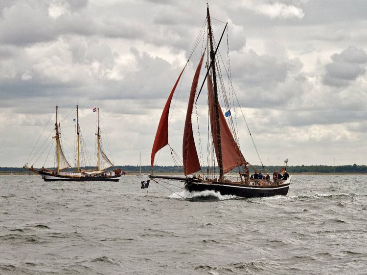 Produktbild: CALVENDO Puzzle traditioneller Haikutter "Ernestine" auf der Ostsee vor Warnem&uuml;nde, Hanse Sail 2013 | 1000 Teile Lege-Gr&ouml;&szlig;e 64x48cm Foto-Puzzle f&uuml;r gl&uuml;ckliche Stunden