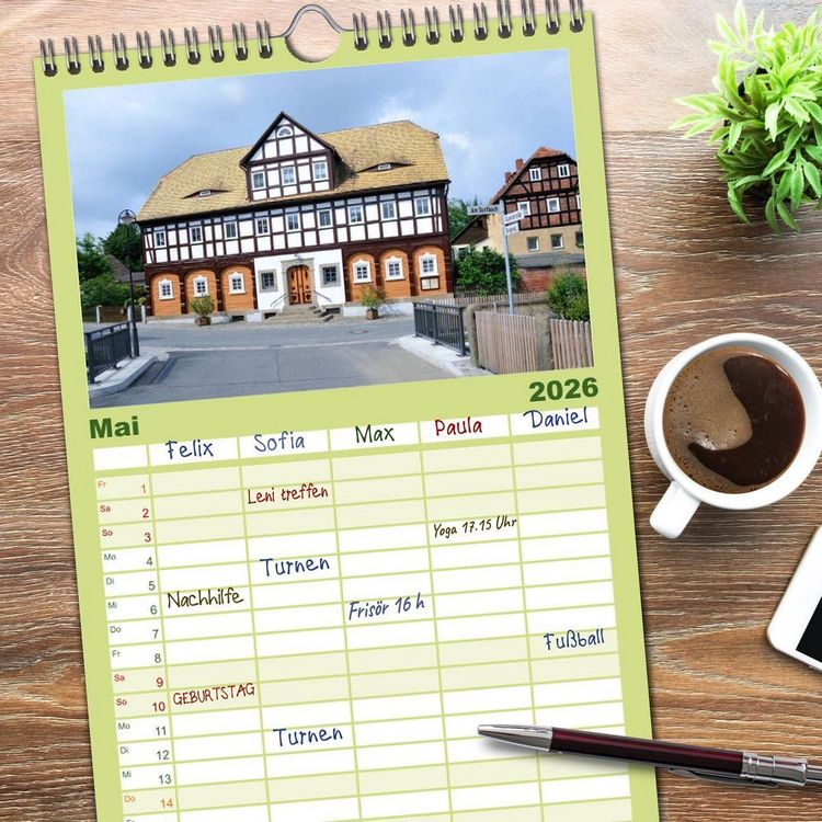 Produktbild: Familienplaner 2026 - Umgebindeh&auml;user in der Oberlausitz mit 5 Spalten (Wandkalender, 21 x 45 cm) CALVENDO