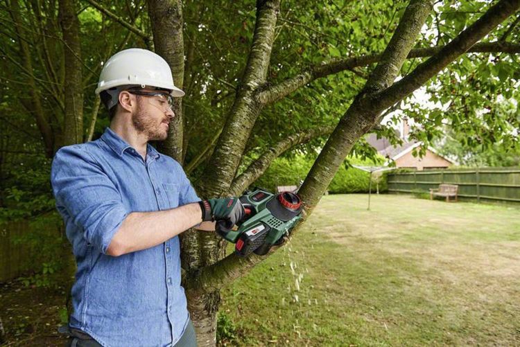 Produktbild: Bosch Home and Garden UniversalChain 18 Akku Kettens&auml;ge inkl. Akku, mit Schutzb&uuml;gel Schwertl&auml;nge 200 mm
