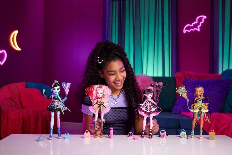 Produktbild: Monster High Scary Sweet Birthday Draculaura-Puppe im Partykleid mit Ballon und Geschenk