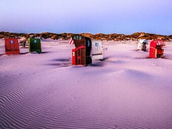 Produktbild: CALVENDO Puzzle Strandk&ouml;rbe nach einer st&uuml;rmischer Nacht vor Sonnenaufgang | 1000 Teile Lege-Gr&ouml;&szlig;e 64x48cm Foto-Puzzle f&uuml;r gl&uuml;ckliche Stunden