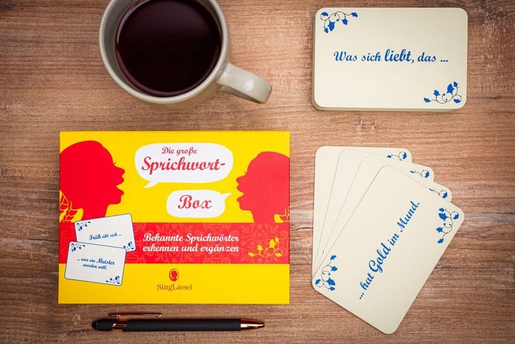 Produktbild: Die gro&szlig;e Sprichwort-Quiz-Box f&uuml;r Senioren. Das Spiel rund um beliebte Sprichw&ouml;rter f&uuml;r Senioren. Auch mit Demenz. Spiele-Box mit 100 Karten