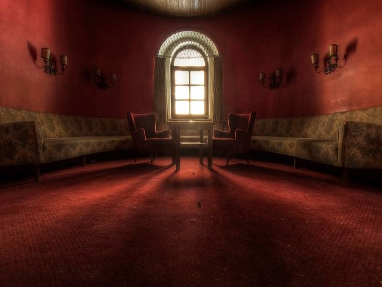 Produktbild: CALVENDO Puzzle Lost Place - roter Saloon | 1000 Teile Lege-Gr&ouml;&szlig;e 64x48cm Foto-Puzzle f&uuml;r gl&uuml;ckliche Stunden