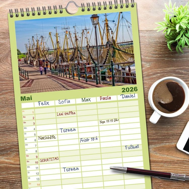 Produktbild: Familienplaner 2026 - Reise an die Nordsee - Greetsiel mit 5 Spalten (Wandkalender, 21 x 45 cm) CALVENDO