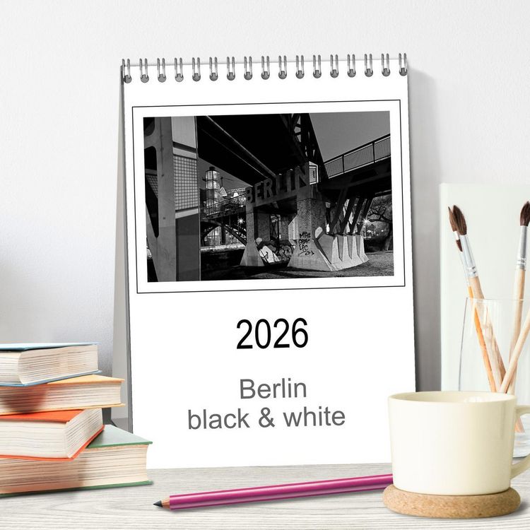 Produktbild: Berlin black & white (Tischkalender 2026 DIN A5 hoch), CALVENDO Monatskalender