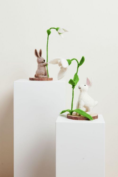 Produktbild: Filz-Hase mit Schneegl&ouml;ckchen, Braun, auf Holzscheibe, 21 x 9,5 x 9,5cm