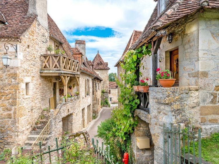 Produktbild: CALVENDO Puzzle Carennac mit alten Gassen und Zinnen auf den Wehrmauern mit stadttor&auml;hnlichem Bogendurchlass zum Abteigeb&auml;ude | 1000 Teile Lege-Gr&ouml;&szlig;e 64x48cm Foto-Puzzle f&uuml;r gl&uuml;ckliche Stunden