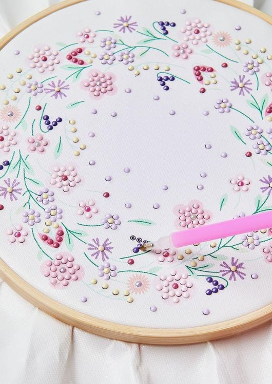 Produktbild: Diamond Painting DIY-Set, Bild auf Leinwand, Funkelnder Blumenkranz // &Oslash; 20 cm. 14-teilig
