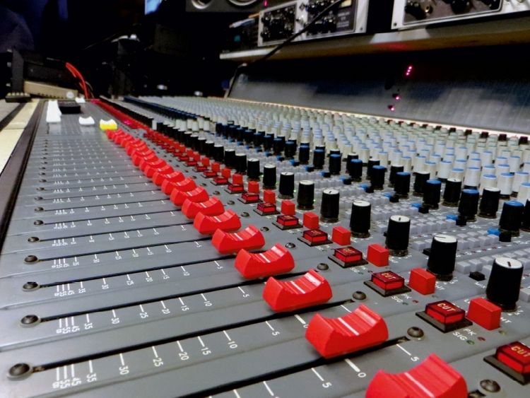 Produktbild: Fader und Potis des Analog Mischpults (Puzzle)