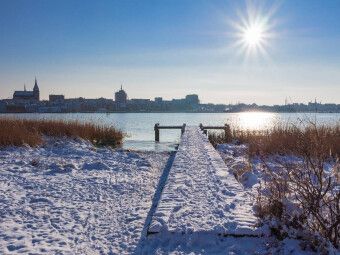 Produktbild: CALVENDO Puzzle Winter an der Warnow in Rostock | 1000 Teile Lege-Gr&ouml;&szlig;e 64x48cm Foto-Puzzle f&uuml;r gl&uuml;ckliche Stunden