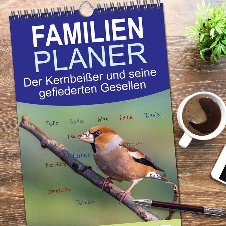 Produktbild: Familienplaner 2026 - Der Kernbei&szlig;er und seine gefiederten Gesellen mit 5 Spalten (Wandkalender, 21 x 45 cm) CALVENDO