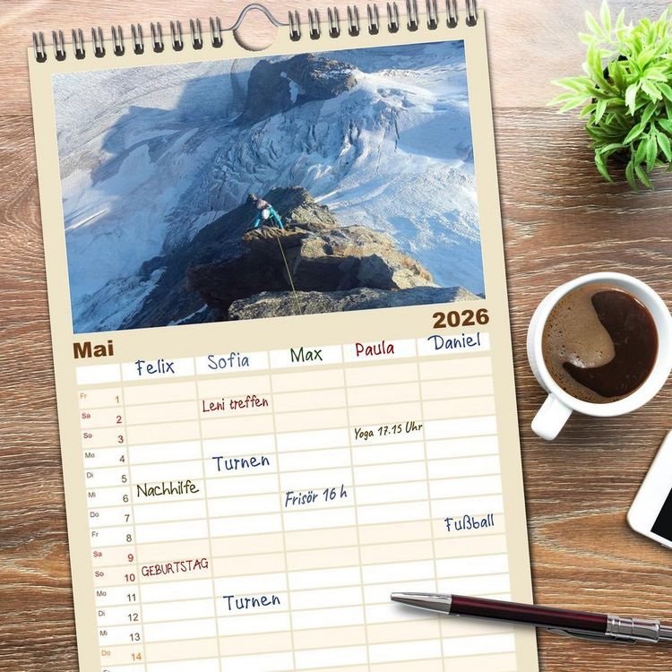 Produktbild: Familienplaner 2026 - Gipfelabenteuer - wenn der Berg ruft mit 5 Spalten (Wandkalender, 21 x 45 cm) CALVENDO
