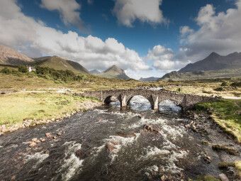 Produktbild: CALVENDO Puzzle Br&uuml;cke von Sligachan Carbost Isle of Skye | 1000 Teile Lege-Gr&ouml;&szlig;e 64x48cm Foto-Puzzle f&uuml;r gl&uuml;ckliche Stunden
