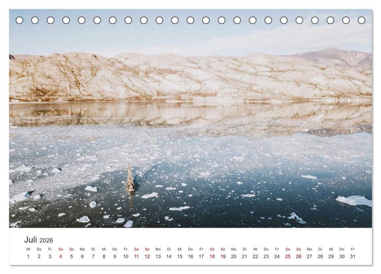 Produktbild: Zwischen den Eisbergen in Gr&ouml;nland (Tischkalender 2026 DIN A5 quer), CALVENDO Monatskalender