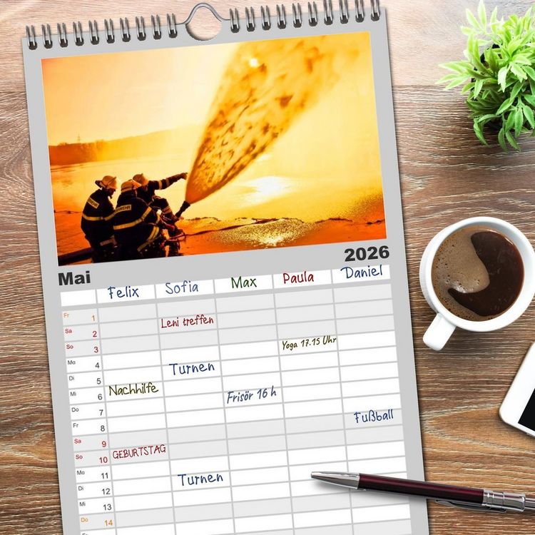 Produktbild: Familienplaner 2026 - Feuerwehr - weltweit im Einsatz mit 5 Spalten (Wandkalender, 21 x 45 cm) CALVENDO