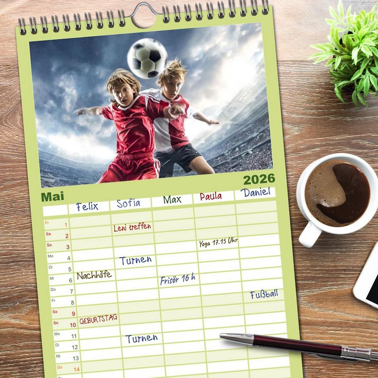 Produktbild: Familienplaner 2026 - Fussball - Kids in Action mit 5 Spalten (Wandkalender, 21 x 45 cm) CALVENDO