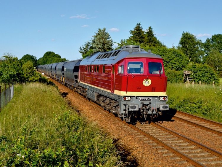 Produktbild: 132 293 mit einem Getreidezug bei Medewitz (OL) am 06.06.2016 (Puzzle)