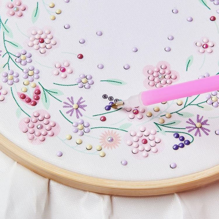 Produktbild: Diamond Painting DIY-Set, Bild auf Leinwand, Funkelnder Blumenkranz // &Oslash; 20 cm. 14-teilig