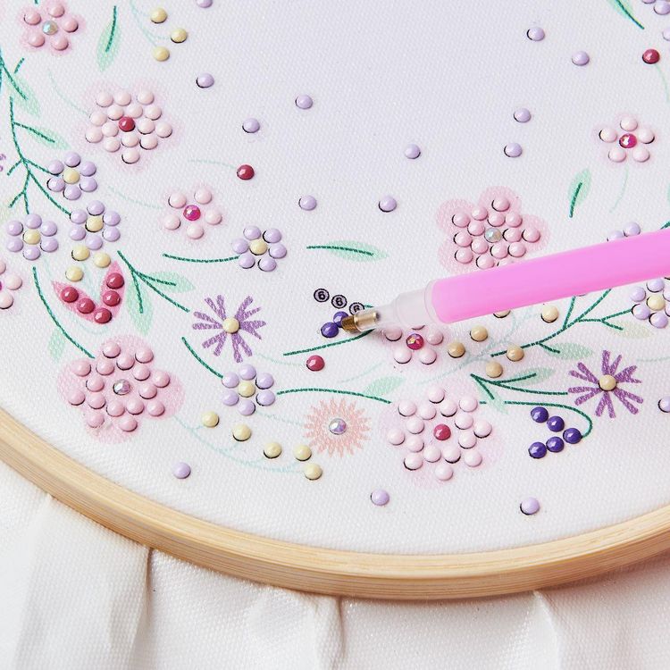 Produktbild: Diamond Painting DIY-Set, Bild auf Leinwand, Funkelnder Blumenkranz // &Oslash; 20 cm. 14-teilig