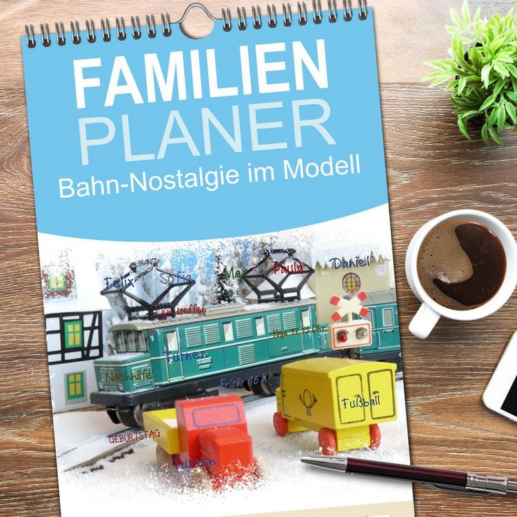 Produktbild: Familienplaner 2026 - Bahn-Nostalgie im Modell mit 5 Spalten (Wandkalender, 21 x 45 cm) CALVENDO