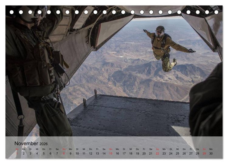 Produktbild: Fallschirmspringer. Absprung der U.S. Navy Seals (Tischkalender 2026 DIN A5 quer), CALVENDO Monatskalender