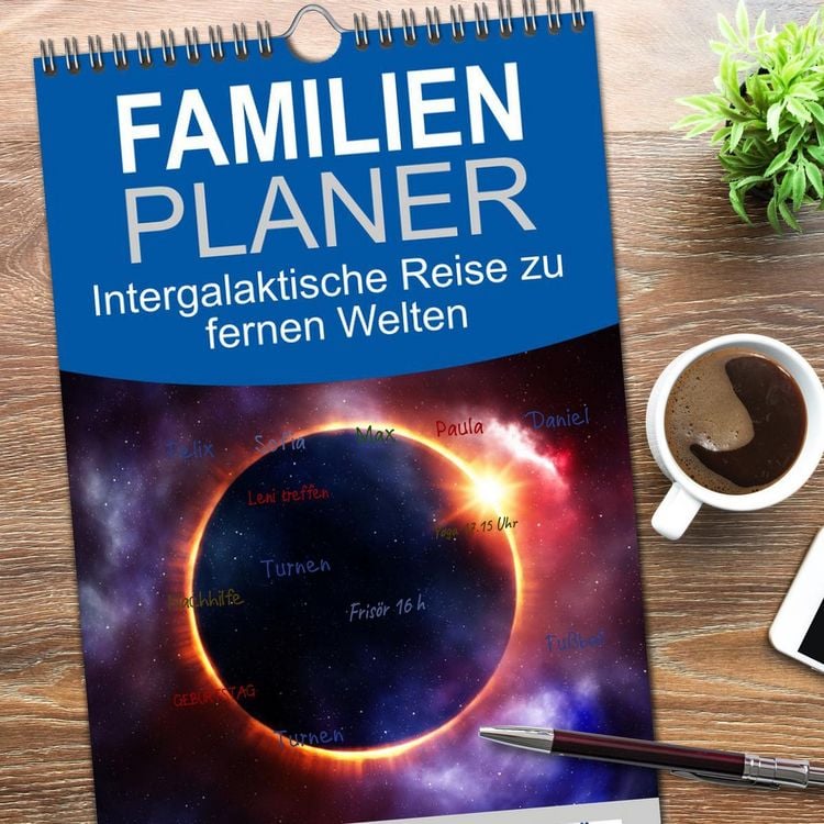 Produktbild: Familienplaner 2026 - Intergalaktische Reise zu fernen Welten mit 5 Spalten (Wandkalender, 21 x 45 cm) CALVENDO