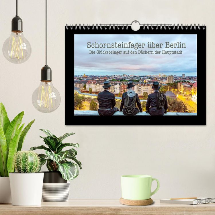Produktbild: Schornsteinfeger &uuml;ber Berlin - Die Gl&uuml;cksbringer auf den D&auml;chern der Hauptstadt (Wandkalender 2026 DIN A4 quer), CALVENDO Monatskalender
