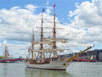 Produktbild: CALVENDO Puzzle Der niederl&auml;ndische Auxiliarsegler "Europa" verl&auml;sst Amsterdam | 1000 Teile Lege-Gr&ouml;&szlig;e 64x48cm Foto-Puzzle f&uuml;r gl&uuml;ckliche Stunden