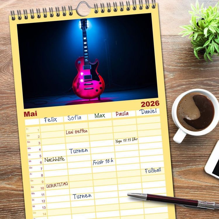 Produktbild: Familienplaner 2026 - Sechs Saiten, Zw&ouml;lf Monate - Der Gitarrenkalender mit 5 Spalten (Wandkalender, 21 x 45 cm) CALVENDO