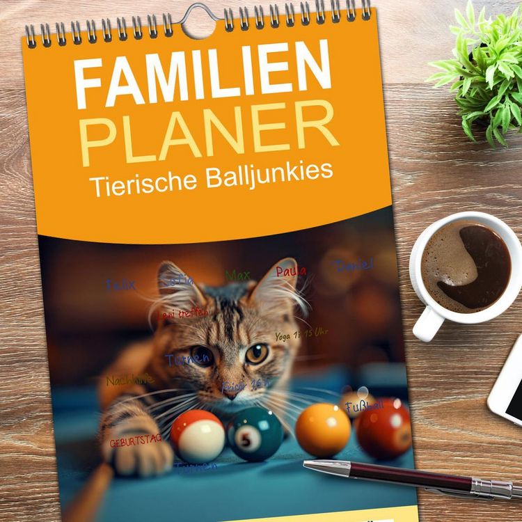 Produktbild: Familienplaner 2026 - Tierische Balljunkies mit 5 Spalten (Wandkalender, 21 x 45 cm) CALVENDO