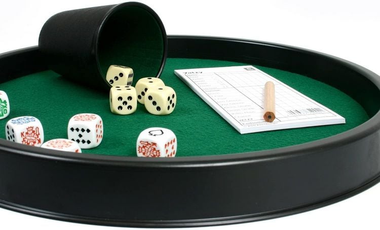 Produktbild: ASS 22574002 - W&uuml;rfelarena, W&uuml;rfelset (W&uuml;rfelteller, Becher, 10 W&uuml;rfel, Bl&ouml;cke, Stift)