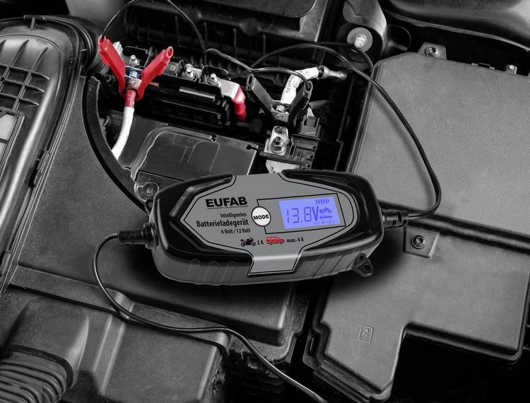 Produktbild: Eufab Intelligentes Batterieladeger&auml;t 6/12V 4A, auch f&uuml;r Lithiumbatterien 16647 Kfz-Ladeger&auml;t, Automatikladeger&auml;t 12 V, 6 V 4 A