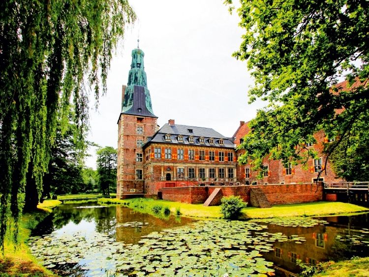 Produktbild: CALVENDO Puzzle Schloss Raesfeld, die Hofseite der Oberburg im M&uuml;nsterland | 1000 Teile Lege-Gr&ouml;&szlig;e 64x48cm Foto-Puzzle f&uuml;r gl&uuml;ckliche Stunden