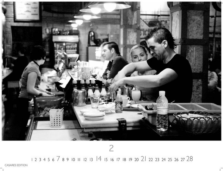 Produktbild: Tapas y Vino Kalender 2027 &ndash; Wandkalender | Fotokalender Spanien 42x55 cm- Fotokunstkalender schwarz-weiss mit Motiven aus Spanischen Bars.
