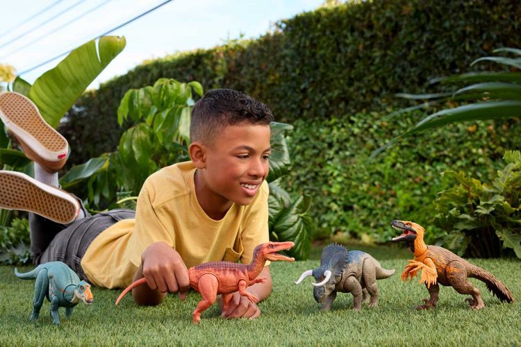 Produktbild: Jurassic World: Die Wiedergeburt Wild Roar Abelisaurus-Dinosaurierspielzeug mit schwanzgesteuertem Bei&szlig;angriff und Br&uuml;llger&auml;usch