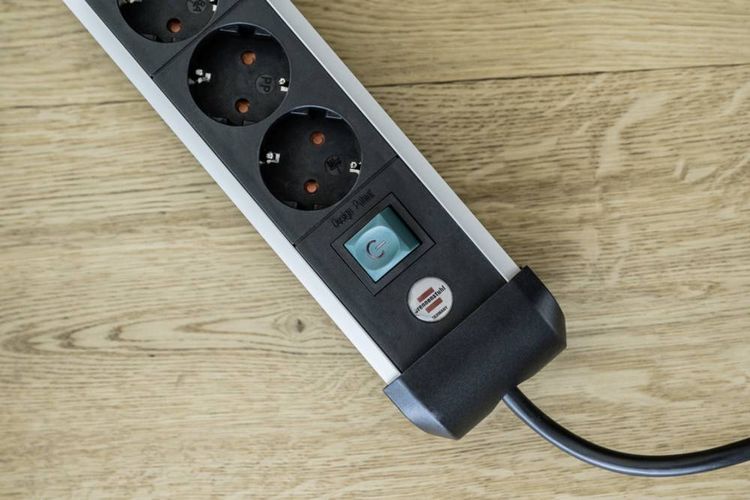 Produktbild: Brennenstuhl 1391030600 Steckdosenleiste mit Schalter Silber, Schwarz Schutzkontakt 1St.