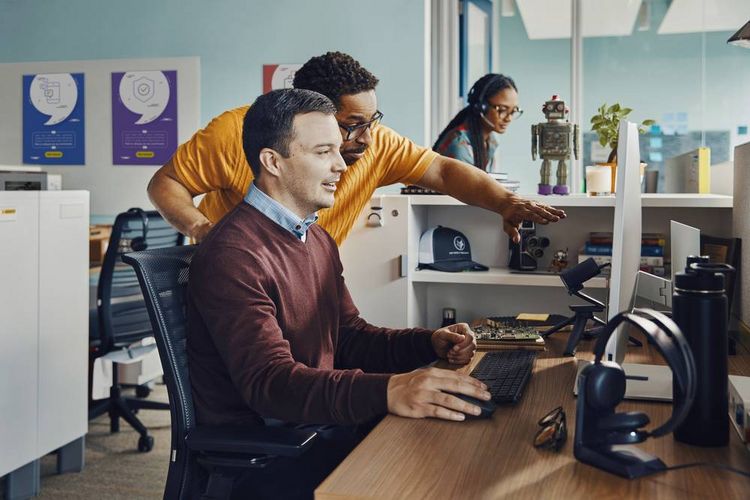 Produktbild: HP Poly Voyager Focus 2 On Ear Headset Bluetooth&reg; Stereo Schwarz Noise Cancelling Headset Computer