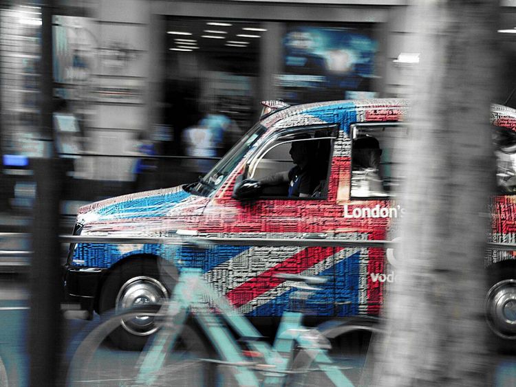 Produktbild: CALVENDO Puzzle Taxis in London | 1000 Teile Lege-Gr&ouml;&szlig;e 64x48cm Foto-Puzzle f&uuml;r gl&uuml;ckliche Stunden