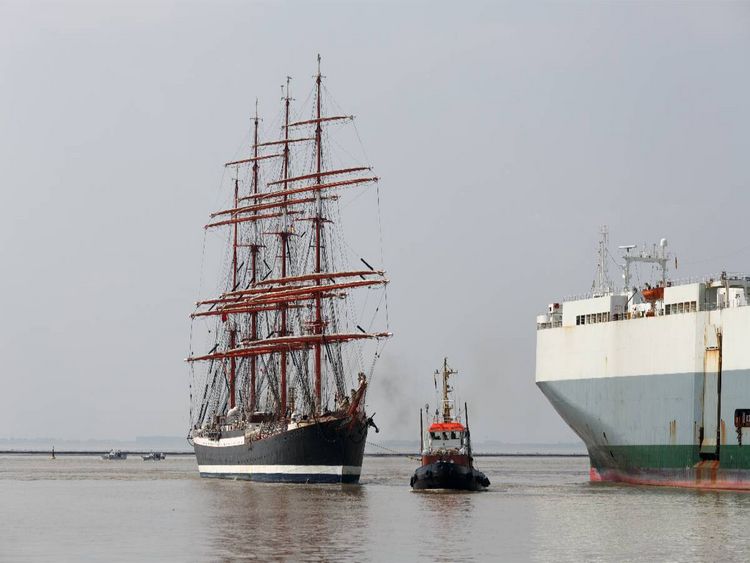 Produktbild: CALVENDO Puzzle Viermastbark Sedov l&auml;uft in den Emder Hafen ein | 1000 Teile Lege-Gr&ouml;&szlig;e 64x48cm Foto-Puzzle f&uuml;r gl&uuml;ckliche Stunden