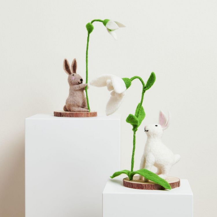 Produktbild: Filz-Hase mit Schneegl&ouml;ckchen, Braun, auf Holzscheibe, 21 x 9,5 x 9,5cm