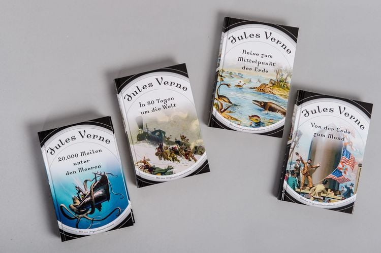 Produktbild: Jules Verne, Romane (20.000 Meilen unter den Meeren - In 80 Tagen um die Welt - Reise zum Mittelpunkt der Erde - Von der Erde zum Mond) (4 B&auml;nde im Schuber)