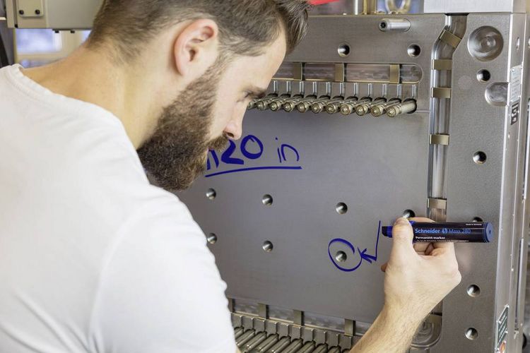 Produktbild: Schneider Permanent-Marker Maxx 280, schwarz, Keilspitze 4+12mm