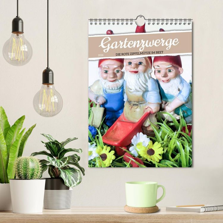 Produktbild: Gartenzwerge: Die rote Zipfelm&uuml;tze im Beet (Wandkalender 2026 DIN A4 hoch), CALVENDO Monatskalender