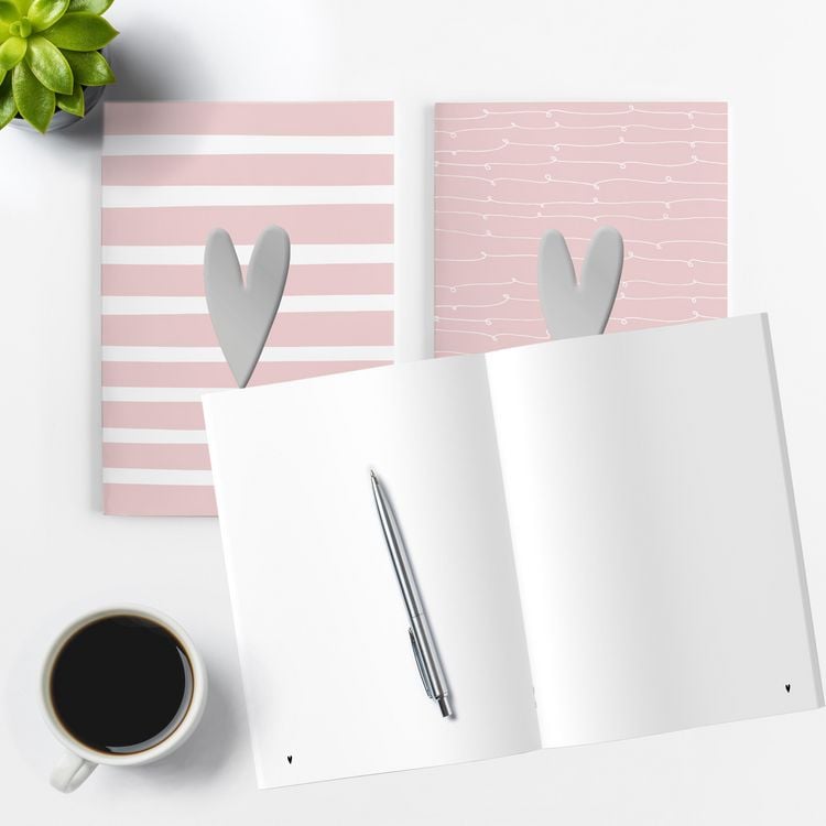 Produktbild: 4er Set Notizheft DIN A5 (blanko) in rosa mit 2 verschiedenen Herz-Motiven und jeweils 40 Seiten in wei&szlig; mit 120 g Papier. Vorderseite mit hochwertiger Silberfolien-Veredelung.