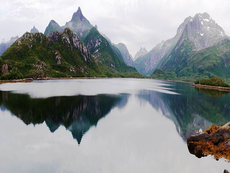 Produktbild: CALVENDO Puzzle Spiegelung der Berge im Fjord auf den Lofoten | 1000 Teile Lege-Gr&ouml;&szlig;e 64x48cm Foto-Puzzle f&uuml;r gl&uuml;ckliche Stunden