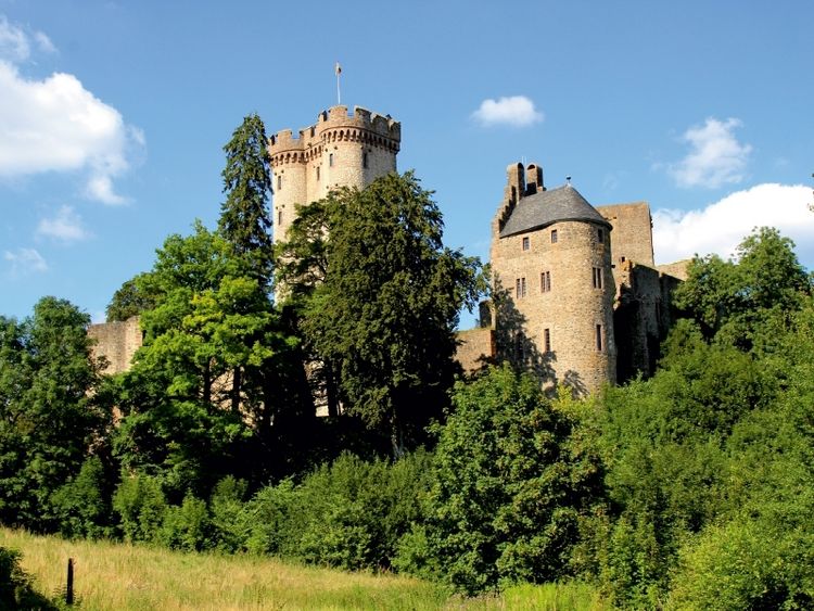 Produktbild: CALVENDO Puzzle Kasselburg bei Pelm | 1000 Teile Lege-Gr&ouml;&szlig;e 64x48cm Foto-Puzzle f&uuml;r gl&uuml;ckliche Stunden