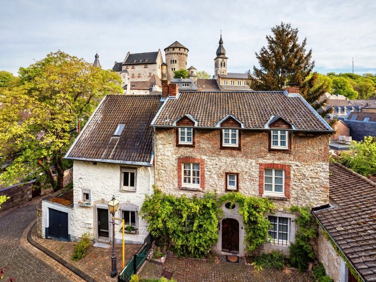 Produktbild: CALVENDO Puzzle Finkenberggasse mit Blick auf die Burg 1000 Teile Lege-Gr&ouml;&szlig;e 64 x 48 cm Foto-Puzzle Bild von N N