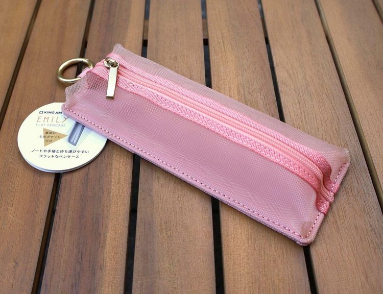 Produktbild: EMILY Mesh Federm&auml;ppchen (Pink) Flat Pen Case | by KING JIM