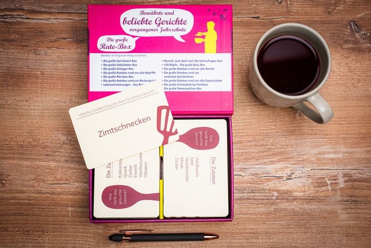 Produktbild: Das gro&szlig;e Quiz-Spiel rund ums Kochen f&uuml;r Senioren. Das Spiel rund um bekannte Gerichte fr&uuml;herer Tage f&uuml;r Senioren. Auch mit Demenz. Spiele Box mit 100 Karten.